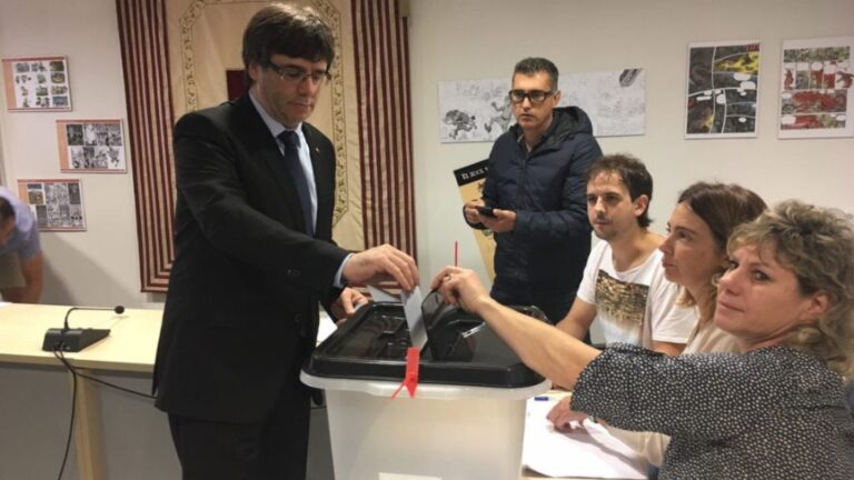 Carles Puigdemont votando