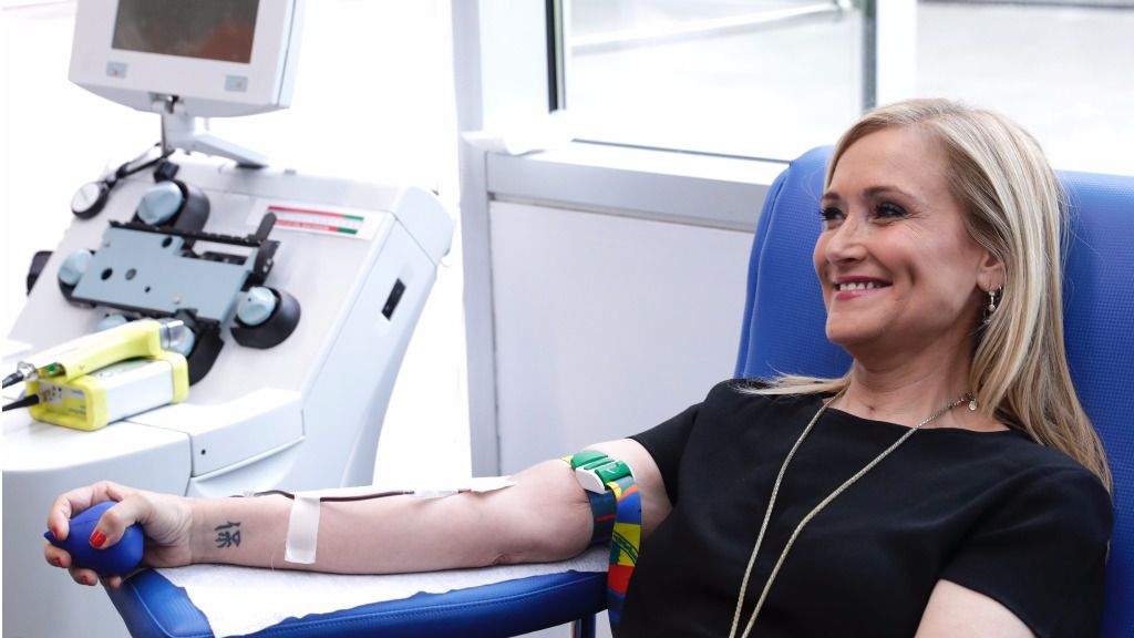 Cristina Cifuentes en el Centro de Transfusión de Sangre