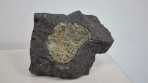 Peridotita del manto profundo (de color verde) incluida en la lava de un volcán patagónico (de color negro) hallado por los investigadores