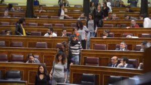 Diputadas abandonan el Congreso en protesta por la desigualdad el 8 de marzo.