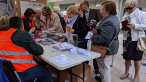 Vecinos de Madrid en la votación para reformar las plazas.