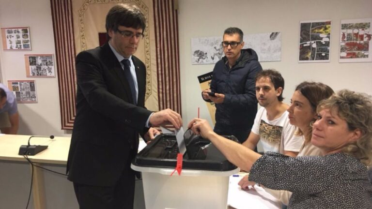 Carles Puigdemont votando