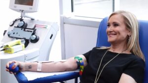 Cristina Cifuentes en el Centro de Transfusión de Sangre