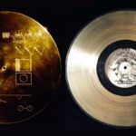 El Disco de Oro enviado al espacio contiene 115 fotografías, saludos en 55 idiomas, 12 minutos de sonidos de la Tierra y 90 minutos de música