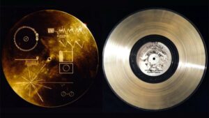 El Disco de Oro enviado al espacio contiene 115 fotografías, saludos en 55 idiomas, 12 minutos de sonidos de la Tierra y 90 minutos de música