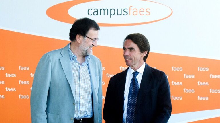 Mariano Rajoy, presidente del Gobierno junto a José María Aznar, expresidente del Gobierno