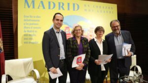 Manuela Carmena y tres de sus concejales.