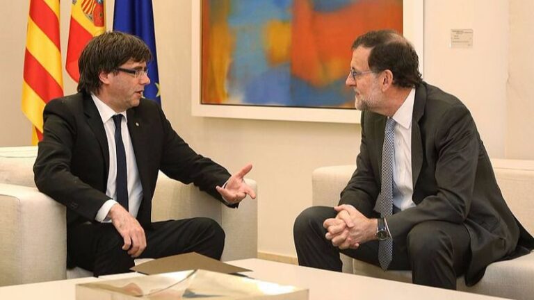 Carles Puigdemont, presidente de la Generalitat con Mariano Rajoy, presidente del Gobierno