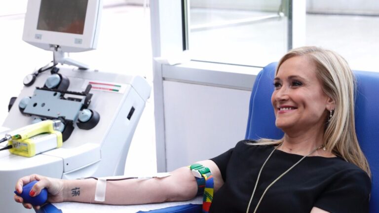 Cristina Cifuentes en el Centro de Transfusión de Sangre