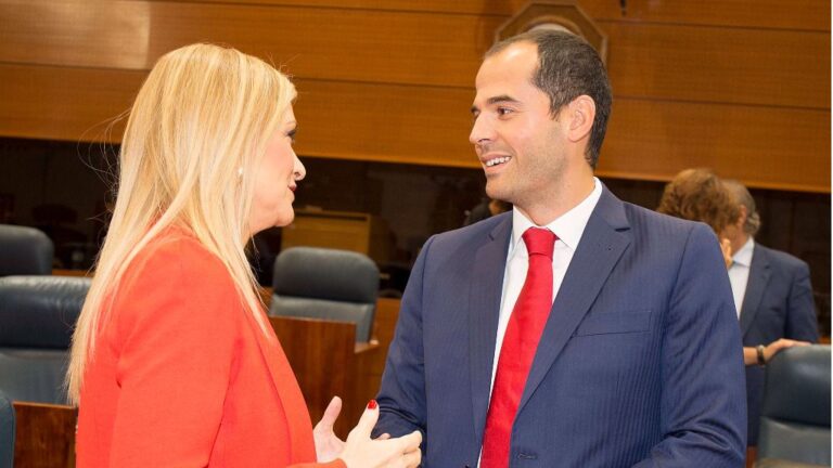 Cristina Cifuentes, presidenta de la Comunidad de Madrid e Ignacio Aguado, portavoz de Ciudadanos en la Asamblea de Madrid