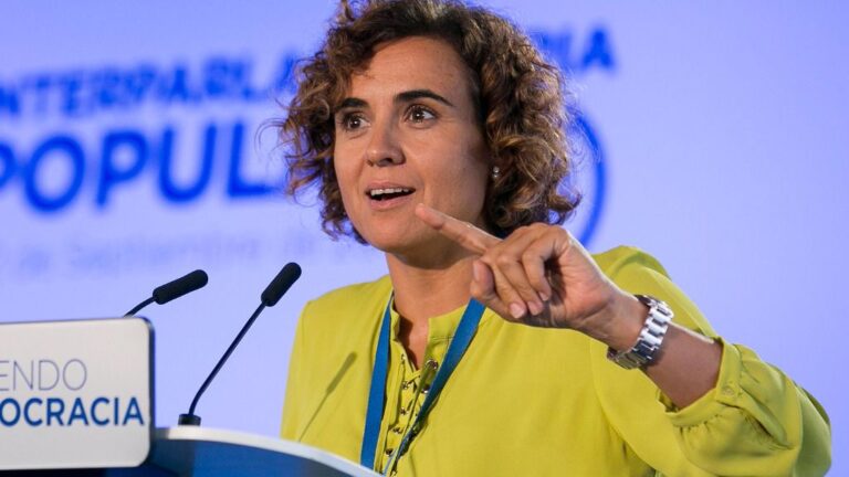 Dolors Montserrat, ministra de Sanidad