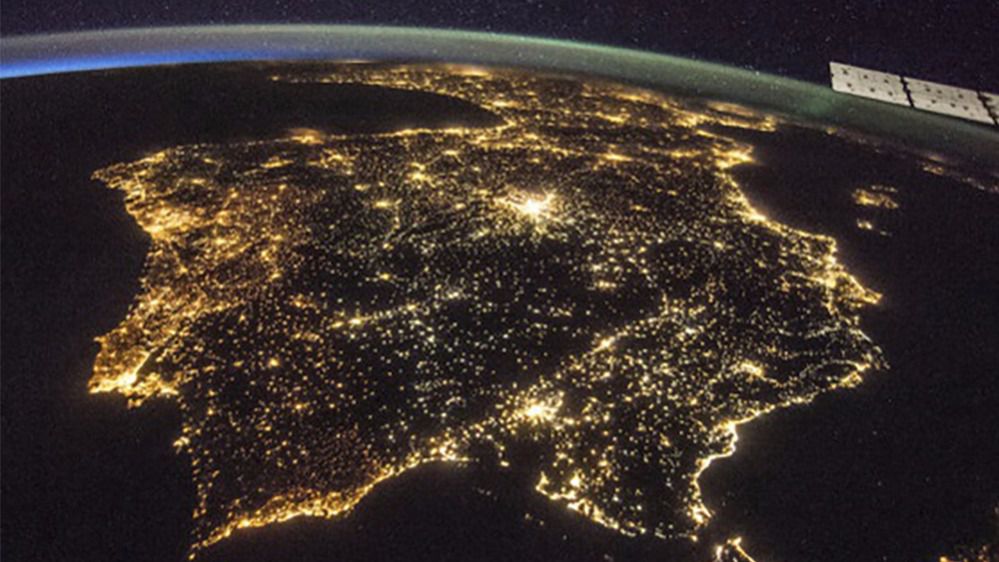 España es uno de los países más iluminados del mundo. En la imagen, iluminación nocturna en la península ibérica tomada desde la Estación Espacial Internacional