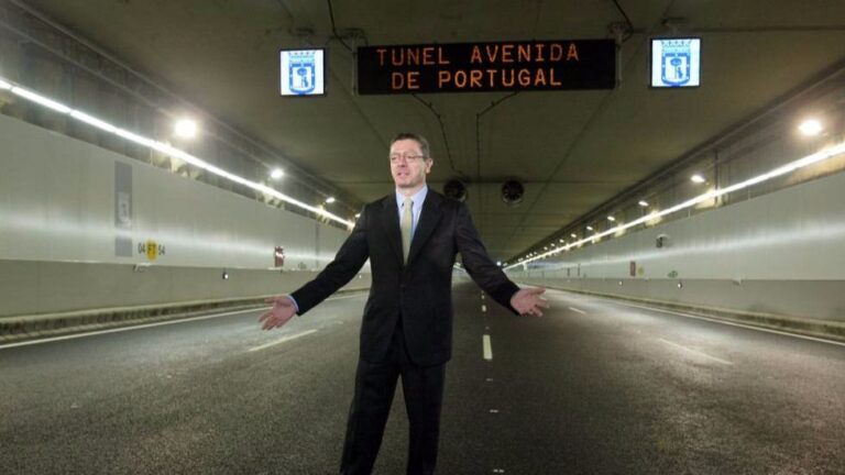 El exalcalde Alberto Ruíz- Gallardón en la inauguración de un túnel de la M30.