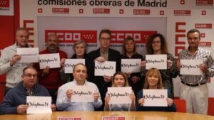 Miembros de CCOO Madrid en apoyo del agente.