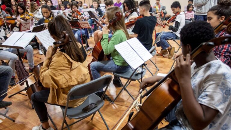 Ninos musica aula clase educacion