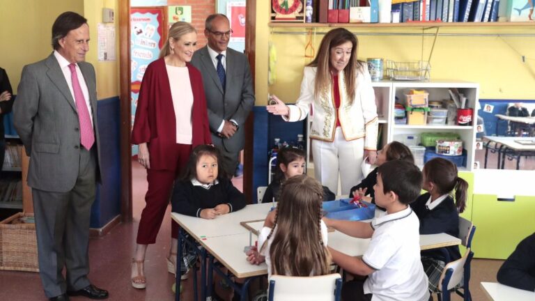 Cristina Cifuentes inaugurando el curso escolar