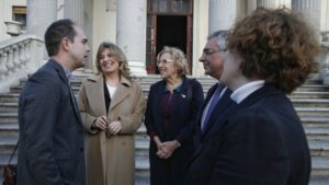 Manuela Carmena, alcaldesa de Madrid con Engracia Hidalgo, consejera de Economía, Empleo y Hacienda de la Comunidad de Madrid