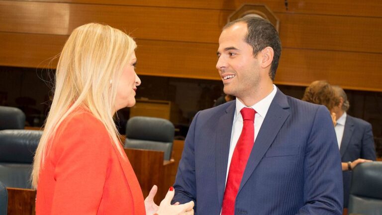 Cristina Cifuentes, presidenta de la Comunidad de Madrid e Ignacio Aguado, portavoz de Ciudadanos en la Asamblea de Madrid