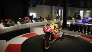 La Honda-Repsol RC2 con la que Marc Márquez gano el Mundial de MotoGP en 2013 es una de las piezas estrella de Universo Moto