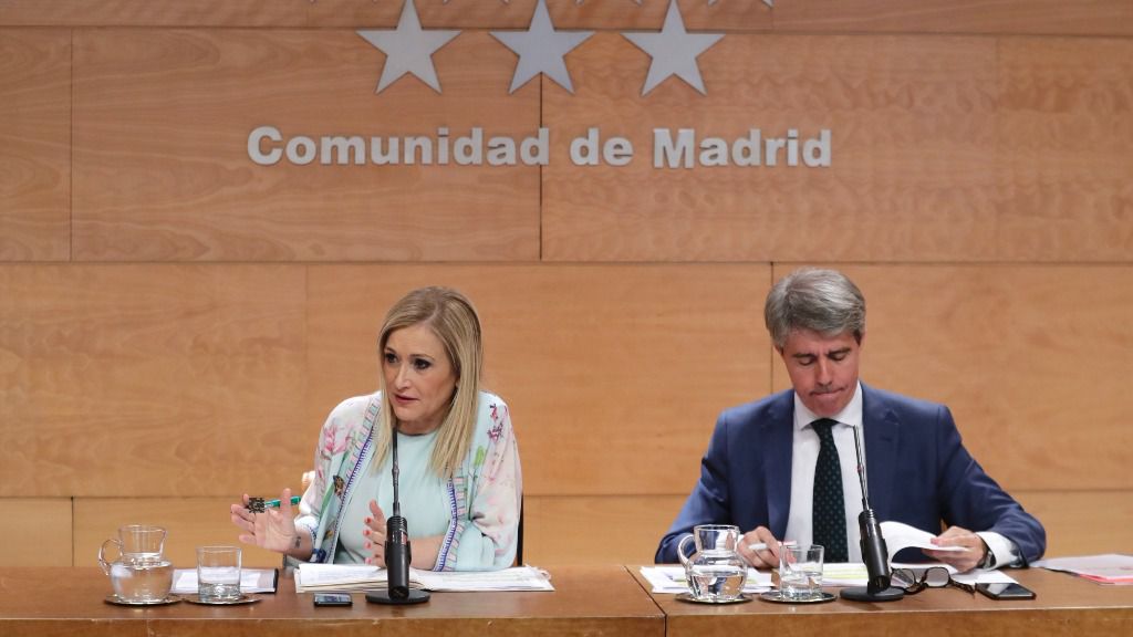 Cristina Cifuentes, presidenta de la Comunidad de Madrid, y Ángel Garrido, portavoz del Gobierno