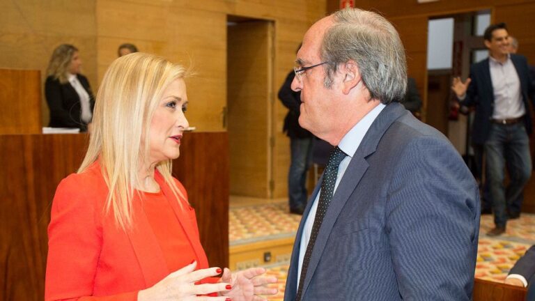 Cristina Cifuetes, presidenta de la Comunidad de Madrid con Ángel Gabilondo, portavoz del PSOE en la Asamblea de Madrid