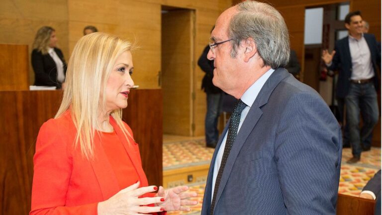 Cristina Cifuetes, presidenta de la Comunidad de Madrid con Ángel Gabilondo, portavoz del PSOE en la Asamblea de Madrid