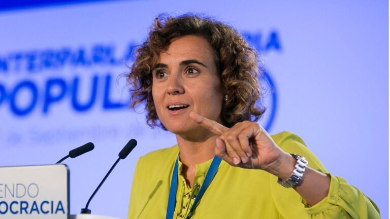 Dolors Montserrat, ministra de Sanidad