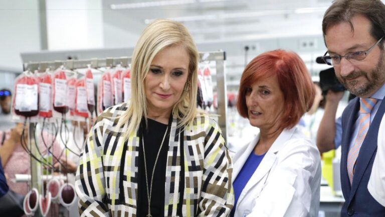 Cristina Cifuentes en el Centro de Transfusión de Sangre