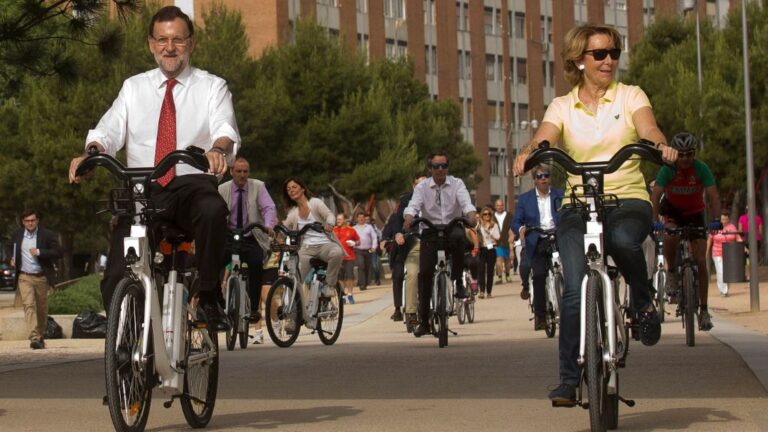 Mariano Rajoy y Esperanza Aguirre montando en bici