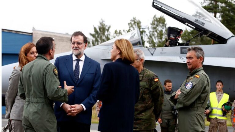 Mariano Rajoy y Maria Dolores de Cospedal ejercito militares