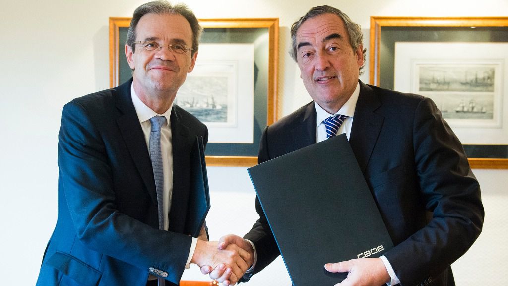 Jordi Gual y Juan Rosell, durante la firma del acuerdo.