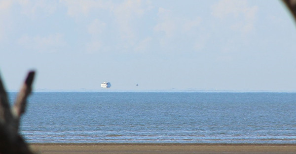 Fata Morgana. Un ejemplo de imagen que muestra un barco que parece estar flotando sobre el horizonte / Wikipedia