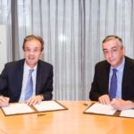 Jordi Gual y Carlos Ocaña ratificando el acuerdo para promover la educación financiera