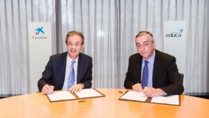 Jordi Gual y Carlos Ocaña ratificando el acuerdo para promover la educación financiera
