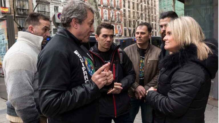 Portavoces de Jusapol junto a Marimar Blanco en la protesta frente a la sede del PP en Génova