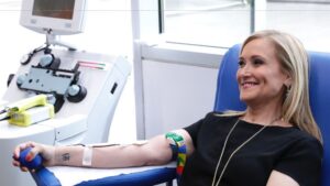 Cristina Cifuentes en el Centro de Transfusión de Sangre