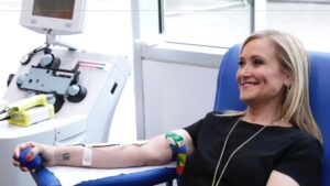 Cristina Cifuentes en el Centro de Transfusión de Sangre