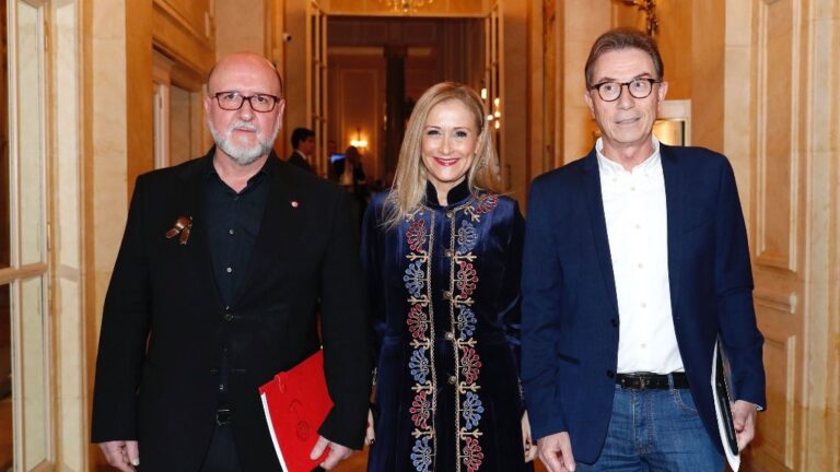 Cristina Cifuentes junto a Jaime Cedrún Luis Miguel López Reillo de UGT Madrid y Jaime Cedrún de CCOO Madrid, a su izquierda, y Luis Miguel López Reillo de UGT Madrid