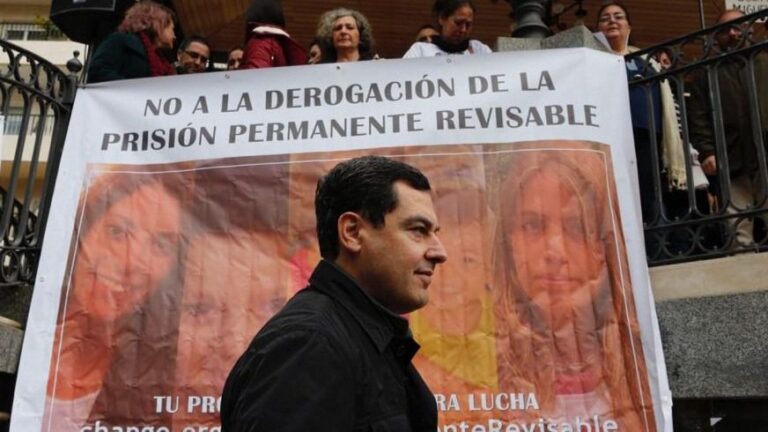Juanma Moreno, líder del PP andaluz, en un acto en recuerdo de los menores asesinados.