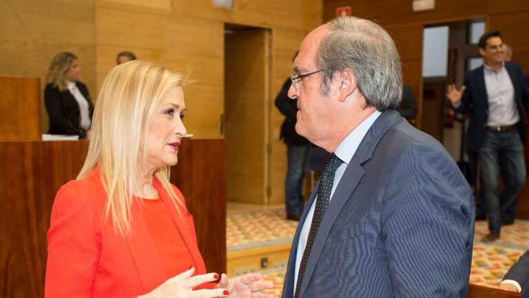 Cristina Cifuetes, presidenta de la Comunidad de Madrid con Ángel Gabilondo, portavoz del PSOE en la Asamblea de Madrid