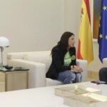 El presidente del Gobierno, Mariano Rajoy, y las representantes del colectivo de las camareras de piso, durante el encuentro que han mantenido en La Moncloa.