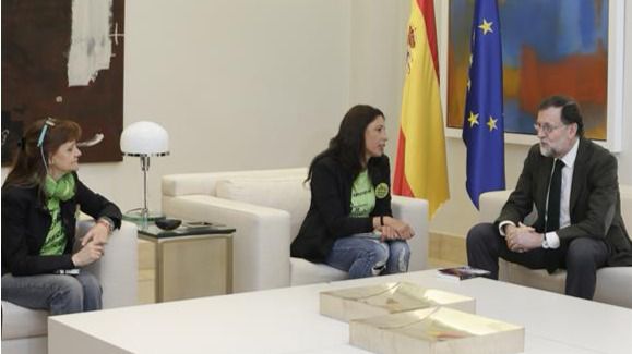 El presidente del Gobierno, Mariano Rajoy, y las representantes del colectivo de las camareras de piso, durante el encuentro que han mantenido en La Moncloa.