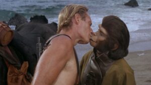 La memorable escena del beso entre la doctora Zira y el Coronel George Taylor de la película de 1968