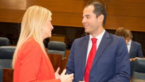 Cristina Cifuentes, presidenta de la Comunidad de Madrid e Ignacio Aguado, portavoz de Ciudadanos en la Asamblea de Madrid