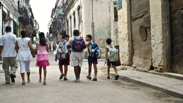 Cuba familia ninos La Habana vieja