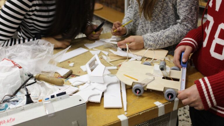 Taller manualidades escuela jóvenes educación