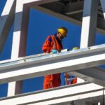 Trabajador obra construccion ladrillo edificio