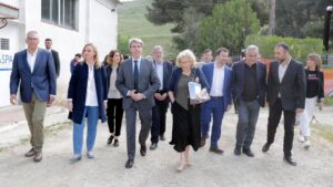 Manuela Carmena y Ángel Garrido en la Cañada real.