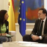 El presidente del Gobierno, Mariano Rajoy, y la presidenta de "Kellys Lanzarote", Myriam Barros, durante la reunión celebrada en La Moncloa.