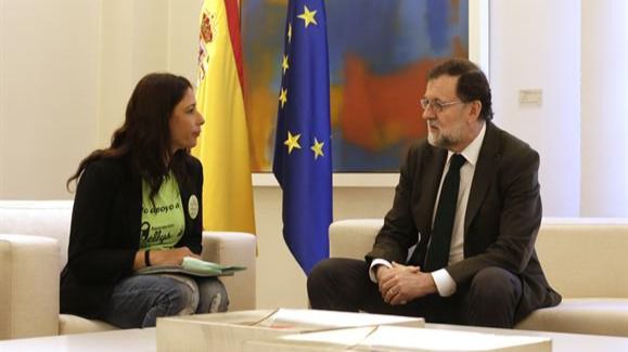 El presidente del Gobierno, Mariano Rajoy, y la presidenta de "Kellys Lanzarote", Myriam Barros, durante la reunión celebrada en La Moncloa.